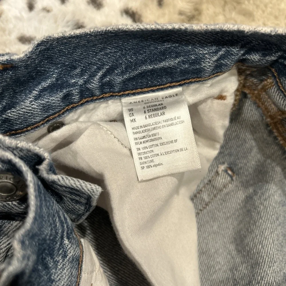 American Eagle blue distressed mom jeans Size 6 Grunge Retro Y2K - Picture 6 of 9